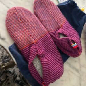 Bombas gripper sock slippers. Medium